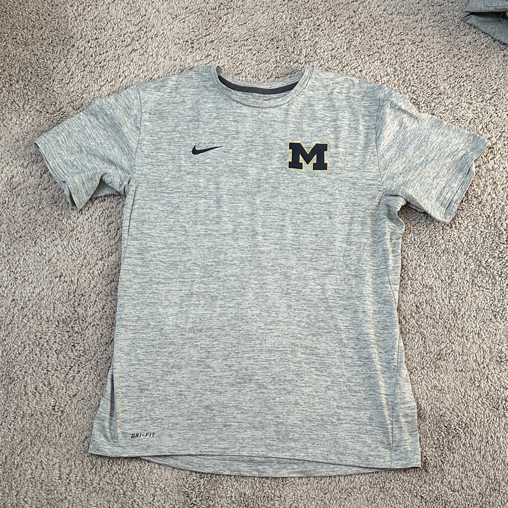 Nike Men’s Heather Gray Tee with Blue and Yellow Michigan Block M